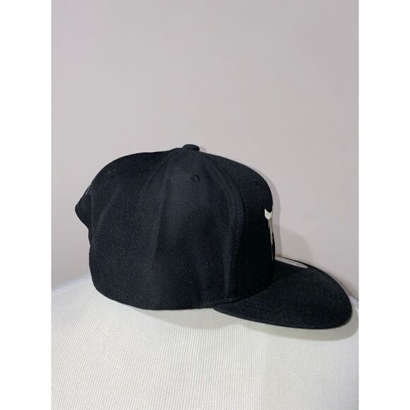 The Classic's Yupoong New York Snapback Hat Adjustable Black - Picture 4 of 6